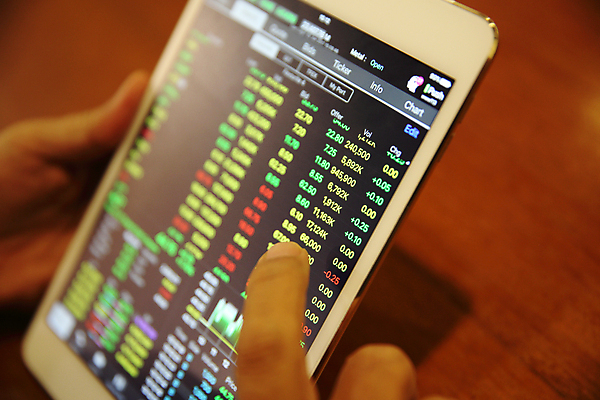 포토 JPG 해외이미지 손 탁자 그래프 들기 신체부위 태블릿 주식 분석 투자 해외포토 가구 컨셉 비즈니스 모션 사람 금융 전자제품 스마트기기 파일형식 이미지허브