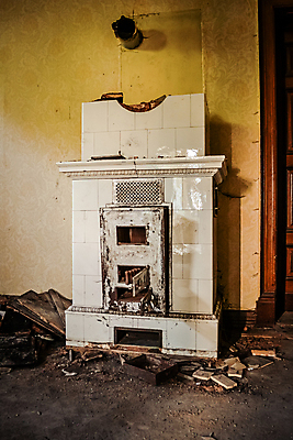 포토 JPG 해외이미지 벽 주택 굴뚝 사람없음 건물 노란색 기계 손상 흰색 쓰레기 파편 난로 버리기 타일 폐허 난방 깨짐 삽입 파멸 해외포토 건축물 컬러 컨셉 모션 난방기 파일형식 소멸 이미지허브