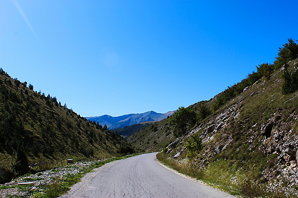 포토 JPG 해외이미지 나무 도로 백그라운드 컨셉 2 자연 하늘 산 거리 파노라마 경사 사람없음 언덕 침엽수 원뿔 방법 보스니아 해외포토 도형 식물 길 교통시설 촬영기법 생태계 파일형식 이미지허브