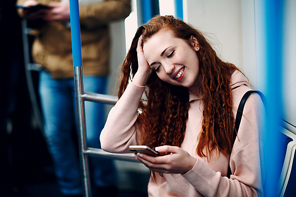 포토 JPG 해외이미지 옷 여자 유럽 음악 여행 인터넷 통신 교통시설 모바일 한명 사람 성인 일상 스마트폰 핸드폰 독서 여행객 스크린 재킷 기쁨 기차 전철 와이파이 긍정 튜브 지하 소셜 해외포토 1 감정 나라 육상교통 교통 컨셉 문화예술 대중교통 라이프 전자제품 스마트기기 외투 시설 무선인터넷 파일형식 이미지허브