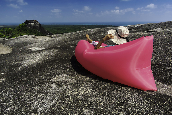 포토 JPG 해외이미지 나무 1 응시 여자 아시아 바다 섬 여행 자연 하늘 휴가 사람 풍경 성인 사람없음 야외 가로 초록색 여름 파란색 여행객 맑음 바위 시골 정상 숲 큼 싱글 인도네시아 장면 내추럴 거짓말 혼자 해외포토 식물 시선 계절 나라 컬러 날씨 돌_바위 크기 생태계 파일형식 이미지허브