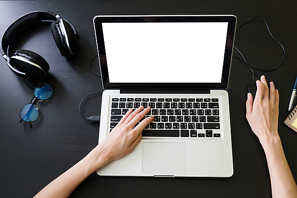 포토 JPG 해외이미지 직업 라이프스타일 손 안경 컨셉 인터넷 비즈니스 손가락 탁자 주택 직장 실내 성인 사람없음 노트북 컴퓨터 사무실 스크린 헤드폰 장비 흰색 키보드 업무 계획 쥐 연결 책상 보고서 전자 구성 프로젝트 프리랜서 해외포토 잡화 컬러 음향기기 가구 회사 사람 내부 건물 생활 신체부위 전자제품 작업 설치류 파일형식 이미지허브