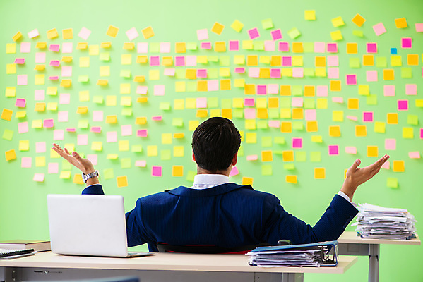 포토 JPG 해외이미지 남자 컨셉 회사 비즈니스 사업가 스트레스 직장 피곤 한명 정장 상반신 성인 사무실 손들기 쪽지 업무 작업 비즈니스맨 좌절 가득함 포스트잇 바쁨 보여주기 성인남자한명만 해외포토 직업 1 옷 감정 모션 사람 메모지 직장인 남자한명만 성인남자만 파일형식 이미지허브