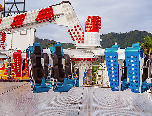 포토 JPG 해외이미지 주간 행복 휴식 사람없음 야외 맑음 놀이공원 놀이기구 주말 회전의자 해외포토 자연요소 감정 컨셉 의자 날씨 테마파크 파일형식 이미지허브