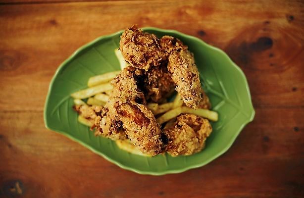 포토 JPG 해외이미지 접시 음식 날개 다이어트 채소 부분 패스트푸드 육류 요리 사람없음 식당 식사 저녁식사 치킨 튀김 맛 그릴 가슴 케첩 자르기 굽기 속도 칼로리 점심식사 고립 깊이 드럼스틱 빵가루 해외포토 식기 컨셉 식재료 모션 주방용품 건강 신체부위 상점 소스_음식 인스턴트 구이 닭고기요리 파일형식 이미지허브