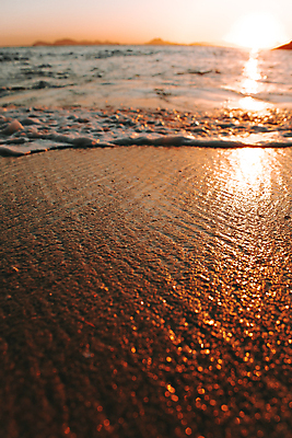 포토 JPG 해외이미지 모래 파도 바다 섬 여행 자연 조류 휴가 휴식 풍경 사람없음 야외 물 여름 컬러풀 햇빛 태양 평화 젖음 만 황금 묘사 질감 미니멀 해외포토 자연요소 동물 계절 컬러 컨셉 생태계 파일형식 이미지허브