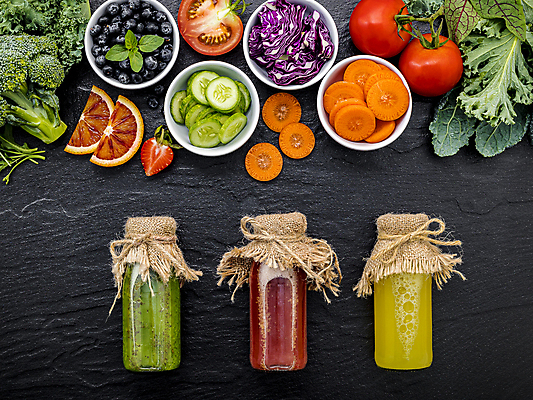 포토 JPG 해외이미지 그릇 토마토 딸기 검은배경 유리병 오이 실내 사람없음 하이앵글 당근 과일주스 야채주스 상추 브로콜리 묶기 자몽 블루베리 노끈 건강식 적양배추 디톡스 해외포토 식기 줄 음식 뷰포인트 백그라운드 채소 과일 모션 병_용기 뿌리채소 건강 내부 검은색 주스 양배추 파일형식 이미지허브