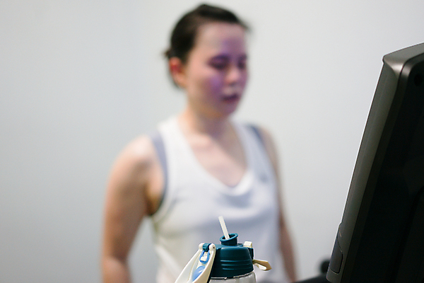 포토 JPG 해외이미지 1 라이프스타일 옷 여자 스포츠 신체 한국 실내 건강 피곤 한명 서기 사람 동양인 성인 야외 달리기 조깅 운동 햇빛 힘 기계 수확 뜨거움 실 갈증 물병 손목시계 연습 체육관 땀 런닝머신 방앗간 달리기선수 치유 해외포토 아시아 시계 컨셉 농업 장신구 모션 인종 내부 생활 태양 운동기구 물통 육상선수 파일형식 이미지허브