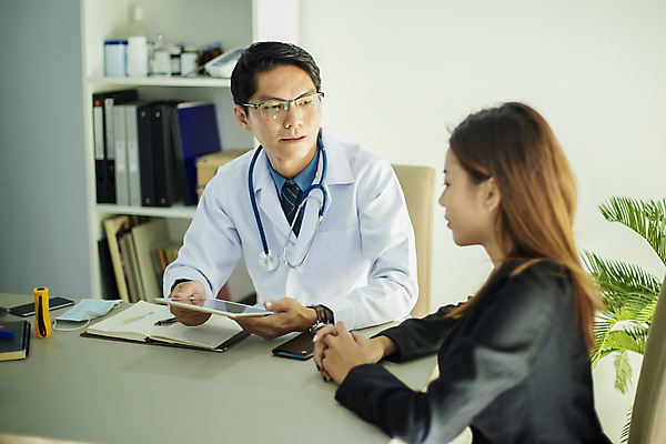 포토 JPG 해외이미지 백인 직업 여자 남자 행복 백그라운드 청진기 건강 병원 실험 사람 앉기 성인 두명 치료 사무실 약 방 고통 시험 환자 간호사 의사 흰색 질병 컨설턴트 상담 약속 처방 방문 외과 돌봄 헬프 해외포토 서양인 교육 감정 컬러 비즈니스 의학 의료기기 모션 의료진 도움 전문직 파일형식 이미지허브