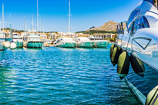 포토 JPG 해외이미지 라이프스타일 바다 섬 여행 요트 하늘 휴가 항해 사람없음 야외 물 여름 파란색 태양 항구 만 보트 스페인 재산 고급 크루즈 지중해 정박 범선 모터보트 닻 돛대 해외포토 자연요소 계절 유럽 컬러 컨셉 배_교통 교통시설 생활 금융 파일형식 이미지허브