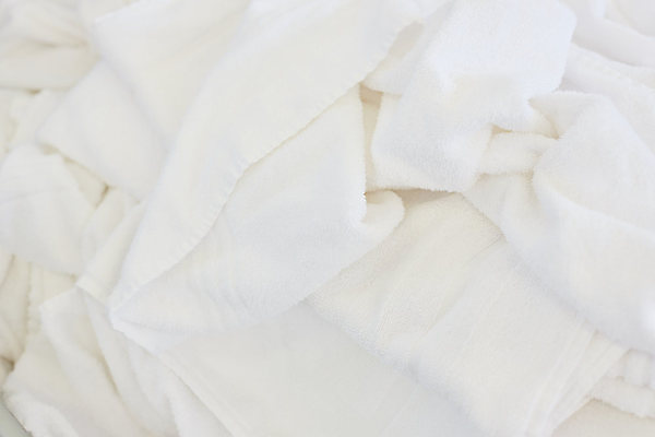 포토 JPG 해외이미지 직업 옷 산업 호텔 건조 사람 사람없음 빨간색 수건 쌓기 금속 기계 공구 직물 업무 빨래 철 오브젝트 서비스 시설 상업 롤 롤러 언론 시트 세탁소 옛날 철강 해외포토 컬러 가사 모션 재질 숙소 위생용품 도구 작업 파일형식 이미지허브