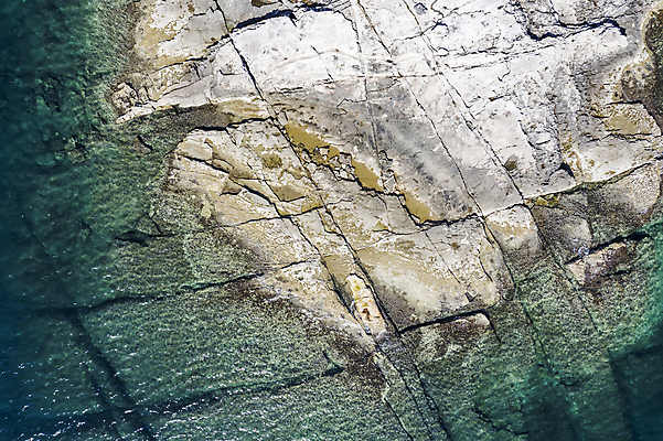 포토 JPG 해외이미지 유럽 파도 바다 백그라운드 자연 표면 추상 휴가 안테나 풍경 사람없음 물 파란색 햇빛 태양 맑음 바위 정상 지중해 장면 석호 내추럴 드론 터키석 해외포토 자연요소 나라 컬러 무늬 통신 날씨 돌_바위 보석 생태계 파일형식 이미지허브