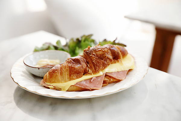 포토 JPG 해외이미지 접시 탁자 치즈 실내 사람없음 아웃포커스 상추 크루아상 햄 종지 마요네즈 햄치즈샌드위치 크루아상샌드위치 해외포토 그릇 식기 빵 가구 채소 유제품 촬영기법 샌드위치 육류 내부 소스_음식 파일형식 이미지허브