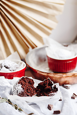 포토 JPG 해외이미지 모양 식기 접시 음식 백그라운드 컨셉 재료 디저트 건강 사탕 요리 사람없음 컵 빨간색 갈색 주방 초콜릿 빵집 장비 회색 흰색 도자기 사발 달콤 맛 작음 설탕 컵케이크 굽기 먹기 준비 흰배경 냅킨 머핀 레시피 곰팡이 방법 백자 캐서롤 페스츄리 핸드메이드 해외포토 빵 컬러 모션 케이크 상점 용기_그릇 사기그릇 크기 구이 파일형식 이미지허브