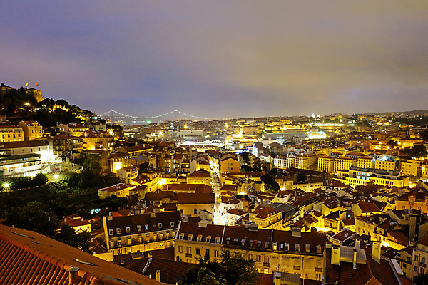 포토 JPG 해외이미지 구름 유럽 문화 여행 하늘 지붕 거리 파노라마 사람없음 야외 건물 가로 빛 도시풍경 어둠 황혼 일몰 새벽 도시 도심 야간 포르투갈 언덕 각도 장면 지역 타운 스카이라인 빛망울 리스본 해외포토 자연요소 건축물 나라 촬영기법 풍경 노을 파일형식 이미지허브