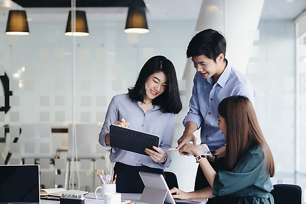 포토 JPG 해외이미지 직업 비즈니스 통신 통계 성공 회의 설계 세명 금융 사무실 자료 정보 직장인 비즈니스맨 그룹 시장 계획 주식 위험 토론 분석 동료 상담 경영자 투자 온라인 회계 경영 마케팅 분석가 프로젝트 인터랙티브 브레인스토밍 해외포토 남자 컨셉 관계 사람 경제 리더 파일형식 이미지허브