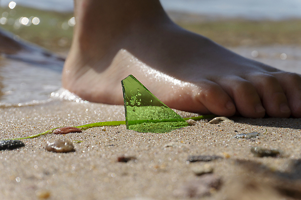 포토 JPG 해외이미지 모래 바다 컨셉 맨발 자연 유리 휴가 사람 사람없음 초록색 물 여름 환경 재활용 손상 못 투명 균열 쓰레기 폐기물 파편 위험 사건 질감 날카로움 깨짐 벌거벗은 생태학 양발 취급주의 해외포토 자연요소 계절 교육 컬러 모션 발 재질 경고 공구 친환경 생태계 파일형식 이미지허브