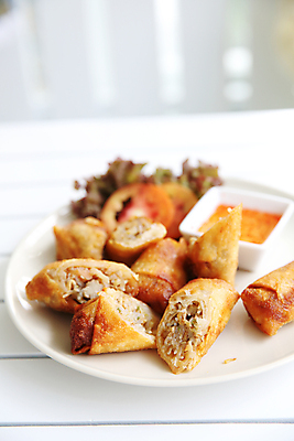 포토 JPG 해외이미지 접시 탁자 단면 실내 사람없음 중식 담기 종지 춘권 해외포토 그릇 식기 음식 가구 모션 내부 파일형식 이미지허브