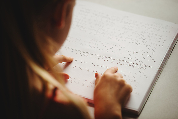 포토 JPG 해외이미지 라이프스타일 여자 어린이 실내 초등학교 한명 상반신 뒷모습 독서 책상 시각장애인 점자 손짚기 소녀한명만 점자책 해외포토 1 뷰포인트 가구 학교 사람 손짓 내부 생활 책 장애인 여자한명만 소녀만 파일형식 이미지허브