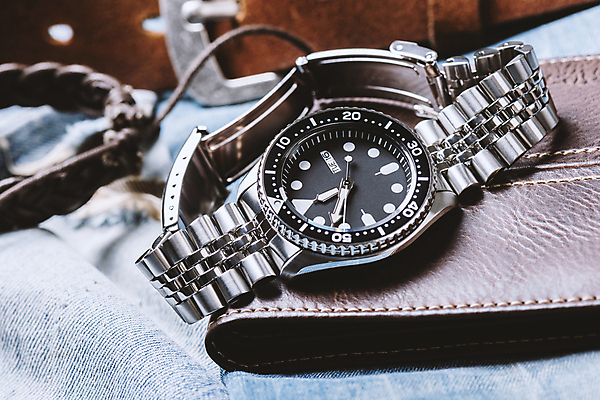 포토 JPG 해외이미지 디자인 시계 무늬 팔찌 화살 사람없음 유행 금속 시간 고급 우아함 손목 스마트 손목시계 오브젝트 다이빙 다이얼 태엽 굴곡 방수 분 자동 철강 해외포토 컨셉 장신구 재질 신체부위 수영 수중스포츠 파일형식 이미지허브