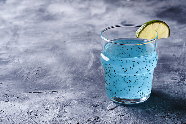 포토 JPG 해외이미지 조각 잔 사람없음 파란색 칵테일 레몬 슬라이스 콘크리트 카피스페이스 치아시드 해외포토 식기 컬러 과일 주류 씨앗 공백 파일형식 이미지허브