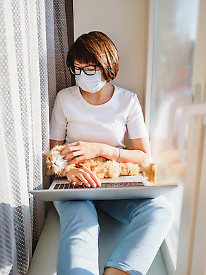 포토 JPG 해외이미지 여자 안경 비즈니스 창문 함께함 마스크 한명 앉기 상반신 성인 앞모습 노트북 고양이 업무 성인여자한명만 코로나바이러스 자가격리 안락 해외포토 1 잡화 뷰포인트 컨셉 포유류 모션 사람 전자제품 반려동물 작업 바이러스 여자한명만 성인여자만 파일형식 격리 이미지허브