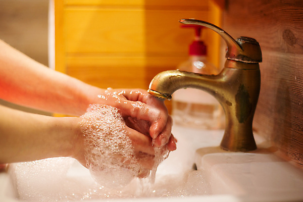 포토 JPG 해외이미지 손 어린이 신체 건강 관리 사람 사람없음 물 목욕 거품 젖음 욕실 액체 씻기 빨래 청소 싱크대 수도꼭지 비누 돌봄 위생관리 해외포토 자연요소 가사 모션 신체부위 위생용품 청결 개수대 파일형식 이미지허브