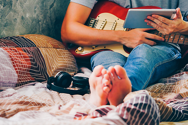 포토 JPG 해외이미지 라이프스타일 손 줄 음악 노래 놀이 휴식 앉기 사람없음 빨간색 알약 헤드폰 소리 음악가 침실 방 장비 기구 기타 침대 낟알 필름 전자 기타리스트 뮤지컬 플레이어 스타일 해외포토 직업 컬러 음향기기 가구 컨셉 모션 현악기 문화예술 생활 신체부위 약 연주자 파일형식 이미지허브