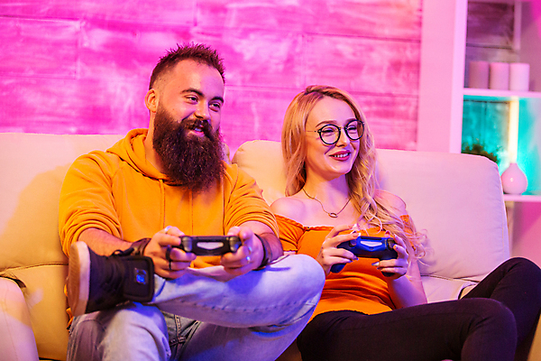 포토 JPG 해외이미지 커플 여자 남자 데이트 함께함 들기 앉기 상반신 성인 취미 두명 앞모습 소파 경쟁 게임 게임기 집중 즐거움 게이머 프로게이머 성인만 안경낌 해외포토 직업 감정 안경 뷰포인트 컨셉 의자 관계 모션 놀이 사람 파일형식 이미지허브