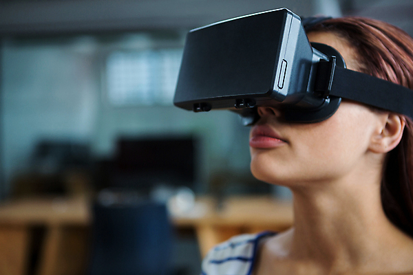 포토 JPG 해외이미지 서양인 여자 비즈니스 실내 한명 상반신 성인 옆모습 착용 가상현실 성인여자한명만 오큘러스 VR기기 해외포토 외국인 1 뷰포인트 사람 내부 기계 여자한명만 성인여자만 파일형식 이미지허브