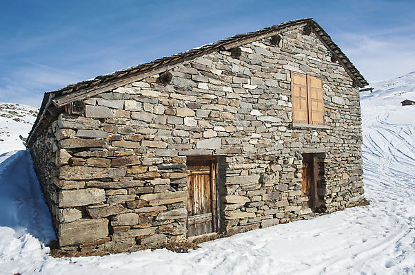 포토 JPG 해외이미지 겨울 자연 하늘 벽돌 출입구 산 풍경 경사 사람없음 건물 파란색 문 추위 바위 흰색 오두막 언덕 멀리 고립 눈내림 산맥 해외포토 건축물 계절 컬러 눈_날씨 돌_바위 생태계 파일형식 이미지허브