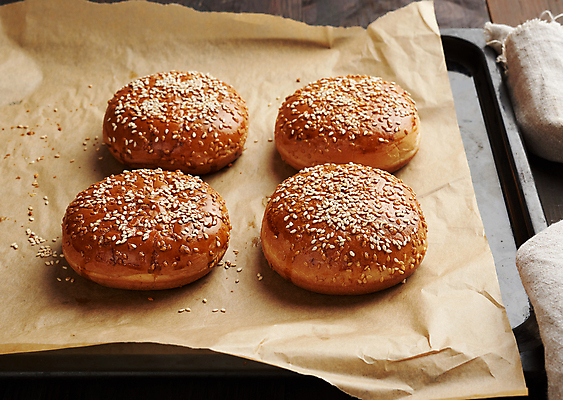 포토 JPG 해외이미지 재료 쟁반 실내 사람없음 햄버거 참깨번 햄버거빵 종이호일 해외포토 빵 패스트푸드 내부 파일형식 이미지허브