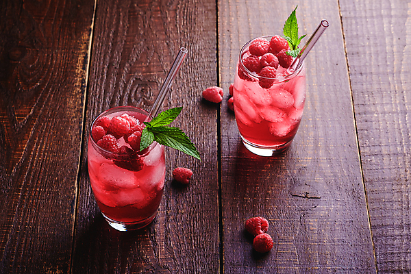 포토 JPG 해외이미지 잔 빨대 사람없음 빨간색 얼음 달콤 시원함 허브 산딸기 에이드 나무배경 해외포토 자연요소 식물 식기 음료 컬러 백그라운드 과일 맛 파일형식 이미지허브