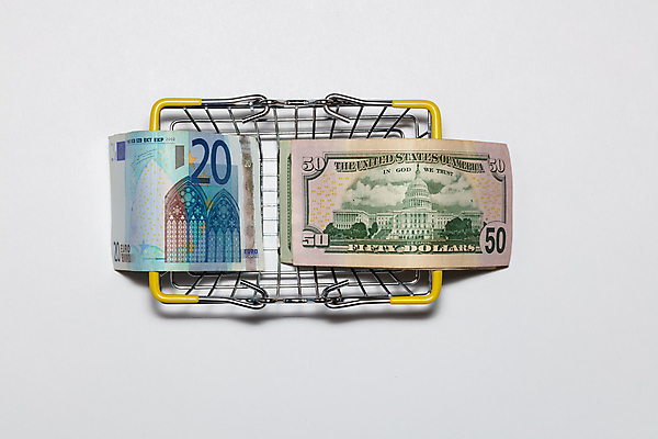 포토 JPG 해외이미지 유럽 종이 백그라운드 지폐 돈 비즈니스 사람없음 금융 경제 쇼핑 세일 바구니 달러 상점 미국 유로 흰색 절약 시장 구매 주식 무역 외화 투자 상업 소매 슈퍼마켓 계산서 전자상거래 러시아인 유럽연합 카피스페이스 해외포토 서양인 나라 산업 컬러 컨셉 북아메리카 공백 재산 파일형식 이미지허브