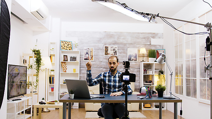 포토 JPG 해외이미지 남자 화초 창문 전등 책장 한명 상반신 성인 앞모습 노트북 카메라 촬영 텔레비전 스탠드 가리킴 책상 방송 촬영실 성인남자한명만 유튜버 해외포토 식물 1 뷰포인트 가구 조명 사람 손짓 전자제품 공간 남자한명만 성인남자만 파일형식 크리에이터 이미지허브