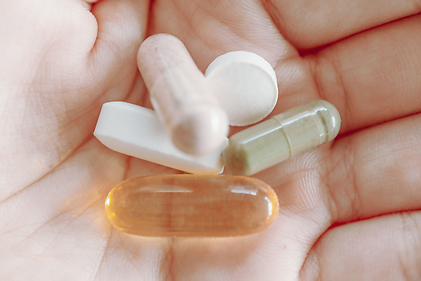 포토 JPG 해외이미지 손 실내 들기 근접촬영 신체부위 알약 약 해외포토 뷰포인트 의학 모션 사람 내부 파일형식 이미지허브