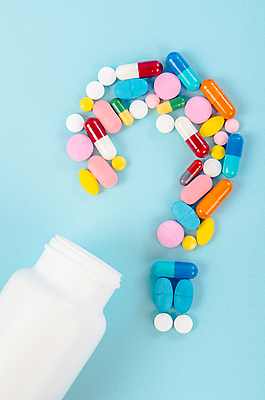 포토 JPG 해외이미지 의학 실내 사람없음 알약 약 물음표 약병 파란배경 해외포토 기호 백그라운드 내부 파란색 병_담는 파일형식 이미지허브