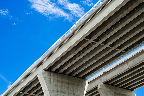 포토 JPG 해외이미지 구름 디자인 외관 도로 여행 건축양식 교통시설 하늘 사람없음 야외 파란색 회색 흰색 고가도로 고속도로 큼 아래 머리위 철탑 공학 거인 건너기 구름다리 기간 넘어짐 더블 루트 지원 콘크리트 해외포토 자연요소 교육 건축 길 컬러 교통 모션 탑 다리_건축물 크기 방향 시설 위치 파일형식 이미지허브