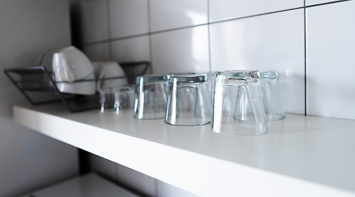 포토 JPG 해외이미지 그릇 식기 접시 벽 가구 컨셉 유리 주방용품 새로움 선반 건조 사람없음 내부 목재 장식 컵 인테리어 금속 주방 가전제품 머그컵 흰색 기구 도자기 플라스틱 찬장 타일 유리그릇 백자 신발장 철강 해외포토 나무 디자인 컬러 생활용품 재료 재질 파일형식 이미지허브