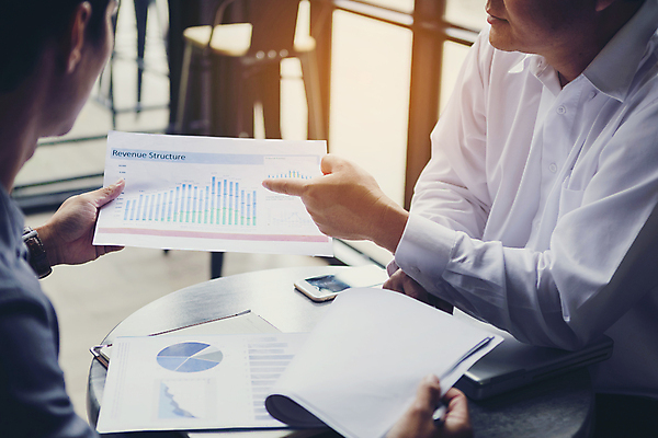 포토 JPG 해외이미지 직업 여자 남자 종이 컨셉 회사 비즈니스 통신 성공 협력 설계 노동자 아이디어 직장 협상 설명 사람 두명 금융 사무실 흰색 가리킴 업무 비즈니스맨 그룹 계획 토론 동료 계약 문서 보여주기 경영 세미나 콜라보레이션 브레인스토밍 해외포토 컬러 관계 모션 손짓 경제 작업 직장인 파일형식 이미지허브