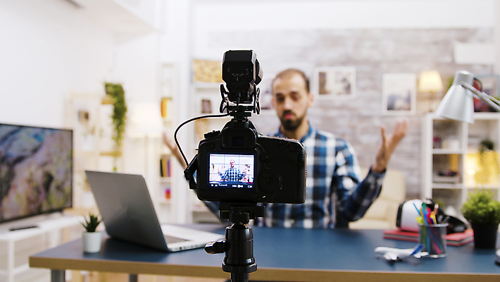 포토 JPG 해외이미지 남자 한명 손짓 상반신 성인 앞모습 노트북 카메라 촬영 텔레비전 스탠드 책상 연필꽂이 방송 촬영실 성인남자한명만 유튜버 해외포토 1 뷰포인트 가구 모션 문구용품 조명 사람 전자제품 공간 남자한명만 성인남자만 파일형식 크리에이터 이미지허브