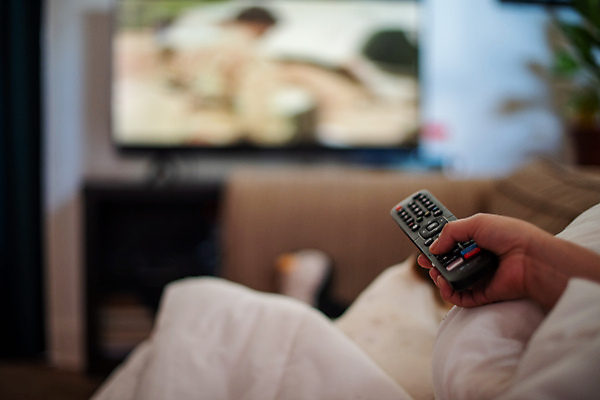 포토 JPG 해외이미지 라이프스타일 손 여자 거실 손가락 가정 휴식 주택 실내 한명 사람 앉기 사람없음 뒷모습 가로 인테리어 소파 디지털 스크린 텔레비전 관찰 잡기 리모컨 무선전화기 손목시계 방송 언론 멀리 멀티미디어 제어 채널 해외포토 1 디자인 뷰포인트 시계 컨셉 의자 장신구 모션 내부 건물 생활 신체부위 전자제품 전화기 파일형식 이미지허브