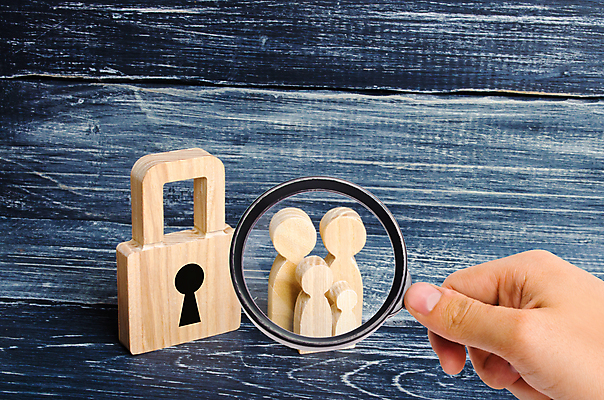 포토 JPG 해외이미지 손 돋보기 자물쇠 실내 들기 신체부위 관찰 말_게임 확대 나무배경 해외포토 백그라운드 모션 사람 내부 게임 파일형식 이미지허브