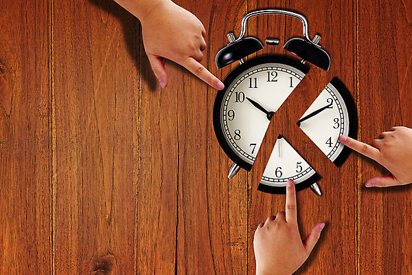 포토 JPG 해외이미지 직업 손 시계 포즈 백그라운드 컨셉 비즈니스 탁자 성공 스트레스 아이디어 사람없음 목재 사무실 달리기 우주 시간 업무 절약 날짜 계획 심볼 손목시계 경영자 약속 바쁨 공포 과거 야근 타이머 경영 마감 분 압력 인내 카운트다운 해외포토 나무 가구 재료 장신구 모션 신체부위 작업 리더 파일형식 이미지허브