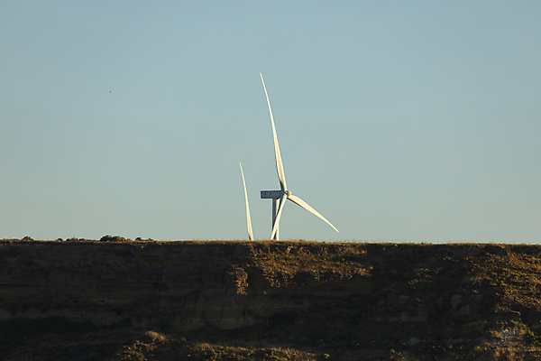 포토 JPG 해외이미지 산업 밭 농업 자연 하늘 바람 파노라마 풍경 사람없음 초록색 여름 파란색 농작물 머리 일출 환경 힘 일몰 재활용 풍차 발전기 에너지 시골 스페인 풍력에너지 언덕 멀리 아라곤 유지 수평선 해외포토 자연요소 계절 유럽 컬러 날씨 촬영기법 신체부위 노을 발전소 그린에너지 친환경 생태계 파일형식 이미지허브