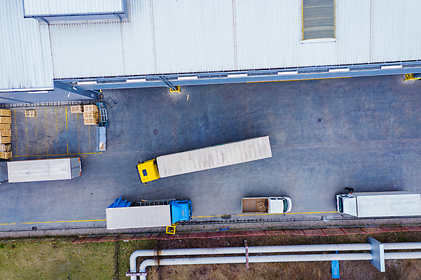 포토 JPG 해외이미지 산업 도로 여행 비즈니스 교통시설 안테나 사람없음 우주 운전 화물 흰색 운전사 당기기 상품 주식 주차 창고 상업 머리위 트랙터 짐차 무거움 트레일러 제비 그만 드론 로딩 해외포토 직업 길 컬러 교통 통신 모션 자동차 조류 금융 운송업 무게 농기계 시설 특수차량 파일형식 이미지허브