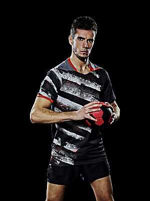 포토 JPG 해외이미지 백인 응시 남자 스포츠 검은배경 실내 한명 서기 상반신 성인 핸드볼 핸드볼선수 핸드볼공 성인남자한명만 해외포토 서양인 1 시선 백그라운드 공 모션 운동선수 사람 내부 구기 검은색 남자한명만 성인남자만 파일형식 이미지허브