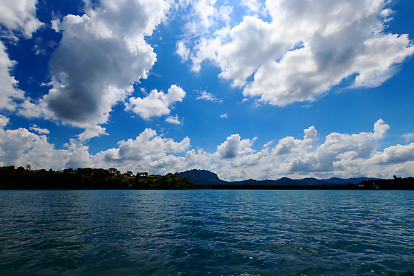 포토 JPG 해외이미지 구름 아시아 호수 바다 여행 백그라운드 태국 자연 하늘 산 풍경 사람없음 야외 초록색 물 여름 파란색 컬러풀 햇빛 맑음 흰색 만 숲 언덕 랜 석회암 푸켓 해외포토 자연요소 계절 나라 컬러 날씨 태양 암석 생태계 파일형식 이미지허브