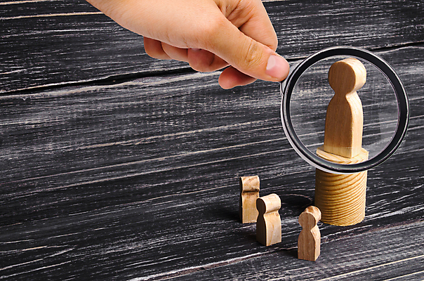 포토 JPG 해외이미지 손 돋보기 실내 들기 신체부위 관찰 말_게임 확대 나무배경 해외포토 백그라운드 모션 사람 내부 게임 파일형식 이미지허브