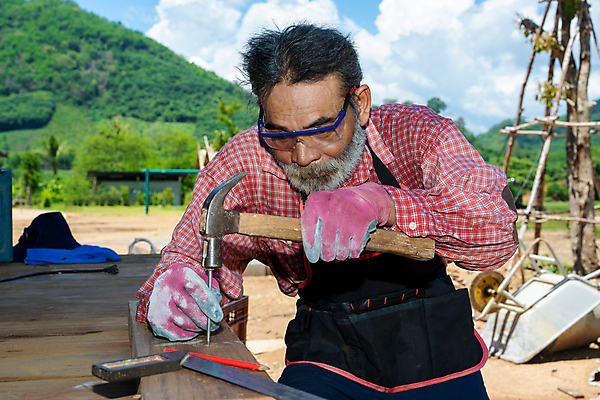 포토 JPG 해외이미지 백인 직업 할아버지 노년 남자 산업 안경 중년 노동자 한명 사람 성인 목재 가로 파란색 건설현장 회색 백발 공구 잡기 업무 작업 체험 작업실 목수 집중 목공예 정비공 장인 주인 시민 건축업자 옛날 건설근로자 해외포토 서양인 나무 1 헤어스타일 잡화 건축 컬러 컨셉 재료 모션 건설업 도구 기술자 공예 국민 파일형식 이미지허브